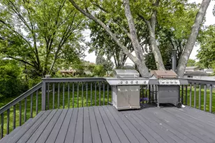 690 MacArthur Dr, Buffalo Grove, IL 60089 - Photo 21