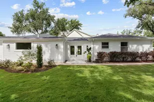 132 Mohawk Dr, Clarendon Hills, IL 60514 - Photo 1