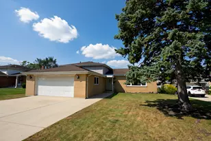 966 S Iowa Ave, Addison, IL 60101 - Photo 1