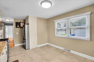 1402 S Robert Dr, Mount Prospect, IL 60056 - Photo 9
