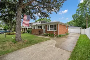 1402 S Robert Dr, Mount Prospect, IL 60056 - Photo 1