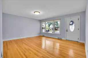 1402 S Robert Dr, Mount Prospect, IL 60056 - Photo 3