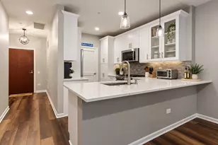 33 W Huron St, Chicago, IL 60654 - Photo 3