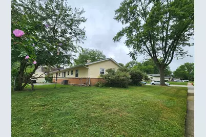 325 Spruce Lane, Elk Grove Village, IL 60007 - Photo 3