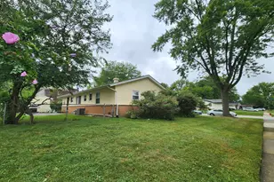 325 Spruce Ln, Elk Grove Village, IL 60007 - Photo 3