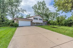 1320 Deerfield Pl, Highland Park, IL 60035 - Photo 1
