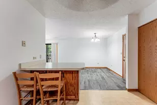 884 N Prairie Ave, Joliet, IL 60435 - Photo 5