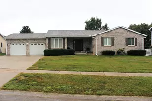 34 Colonial Dr, Clifton, IL 61727 - Photo 1