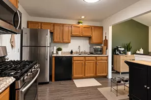 311 Glasgow Ln, Schaumburg, IL 60194 - Photo 9