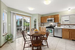 32 E Dahlia Ln, Round Lake Beach, IL 60073 - Photo 7
