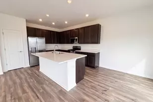 643 Cassia Ct, Crystal Lake, IL 60012 - Photo 3