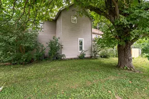 102 E North St, Bellflower, IL 61724 - Photo 23