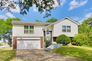 2 Oakmont Ct, Streamwood, IL 60107 - Photo 1