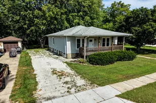 472 E Cherry St, Watseka, IL 60970 - Photo 5