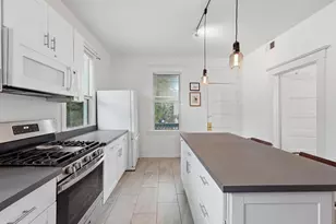 2135 W Barry Ave, Chicago, IL 60618 - Photo 9