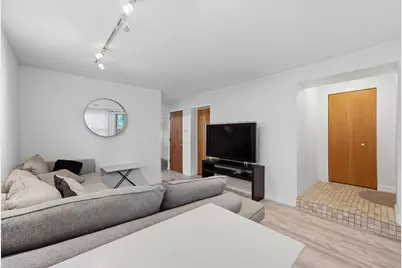 2135 W Barry Avenue, Chicago, IL 60618 - Photo 33