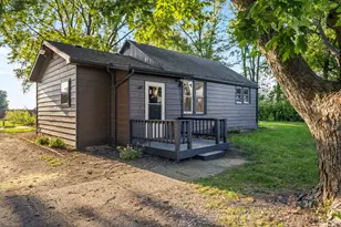614 N Douglas St, Gilman, IL 60938 - Photo 1