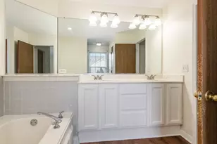 11 Lindsey Ct, Bolingbrook, IL 60440 - Photo 9
