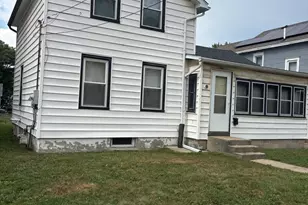 714 S Walnut Ave, Freeport, IL 61032 - Photo 1