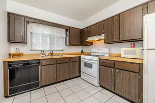 1717 Lakecliffe Dr, Wheaton, IL 60189 - Photo 9