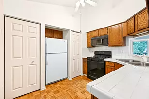 372 Sandhurst Cir, Glen Ellyn, IL 60137 - Photo 5