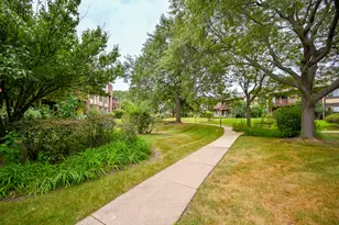 372 Sandhurst Cir, Glen Ellyn, IL 60137 - Photo 13