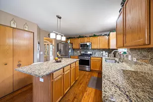 812 Honeysuckle Ln, Aurora, IL 60506 - Photo 9