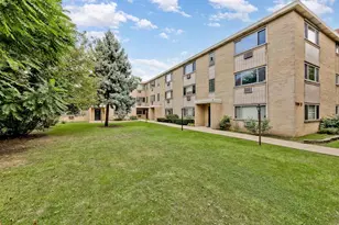 7021 N Ridge Blvd, Chicago, IL 60645 - Photo 1
