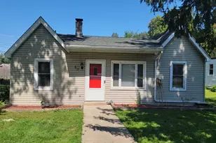 810 Southside Ave, McHenry, IL 60051 - Photo 1