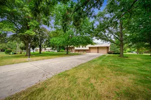 8 Hawthorne Dr, Oswego, IL 60543 - Photo 3