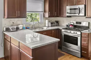 1902 Gigi Ln, Darien, IL 60561 - Photo 9