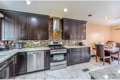 9105 Hollyberry Avenue, Des Plaines, IL 60016 - Photo 7