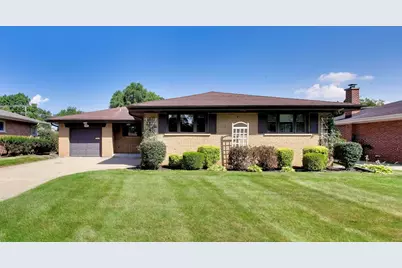 704 W Lonnquist Boulevard, Mount Prospect, IL 60056 - Photo 1