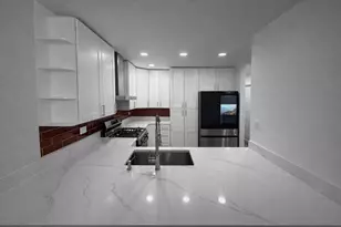 332 Sheridan Dr, Willowbrook, IL 60527 - Photo 3