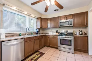 6542 N Kenneth Ave, Lincolnwood, IL 60712 - Photo 9