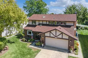1251 N Scarlet Dr, Addison, IL 60101 - Photo 1