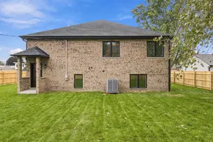 8612 McVicker Ave, Burbank, IL 60459 - Photo 3