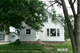 402 W Chestnut St, Hoopeston, IL 60942 - Photo 1