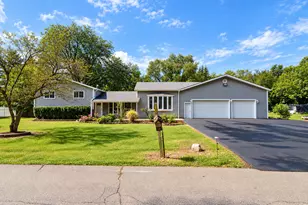 5N712 Garden Ave, Roselle, IL 60172 - Photo 1