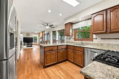 1011 E Amberwood Circle, Naperville, IL 60563 - Photo 9