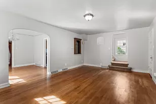 913 W Charles St, Champaign, IL 61821 - Photo 5
