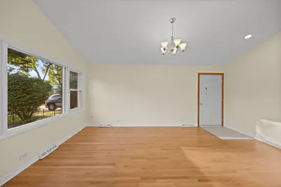 9752 Tripp Avenue, Skokie, IL 60076 - Photo 3