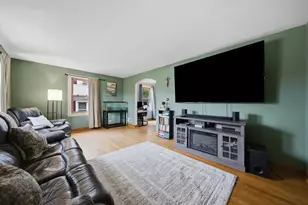 8716 S Richmond Ave, Evergreen Park, IL 60805 - Photo 3