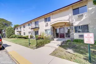 8852 N Leslie Ln, Des Plaines, IL 60016 - Photo 1