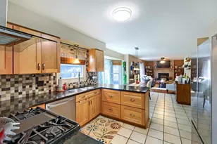 654 Matthew Ln, Carol Stream, IL 60188 - Photo 5