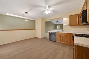 26 Tyler Ct, Streamwood, IL 60107 - Photo 9