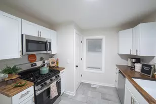 1030 Charles St, Aurora, IL 60506 - Photo 13