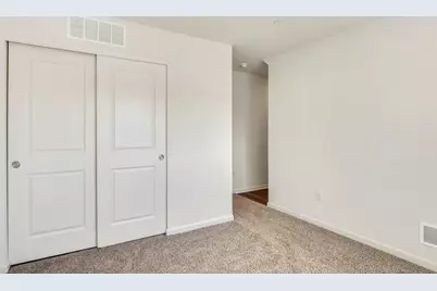 2040 Yellowstone Boulevard, Mundelein, IL 60060 - Photo 9