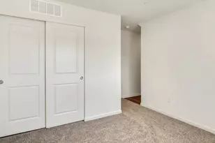 2040 Yellowstone Blvd, Mundelein, IL 60060 - Photo 9