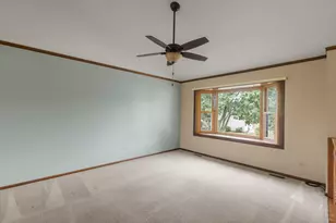 1965 Crescent Ln, Hoffman Estates, IL 60169 - Photo 5